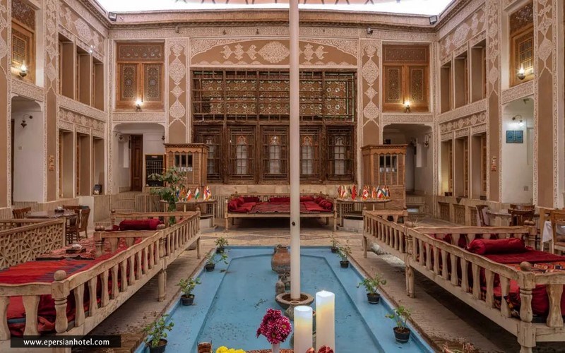 سفره خانه سنتی در هتل ملک التجار یزد
